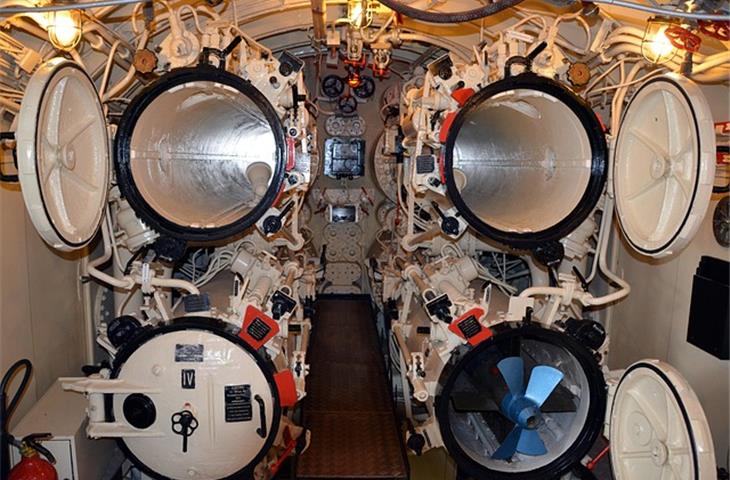 how long do submarines stay underwater
