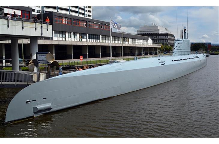 how long do submarines stay underwater